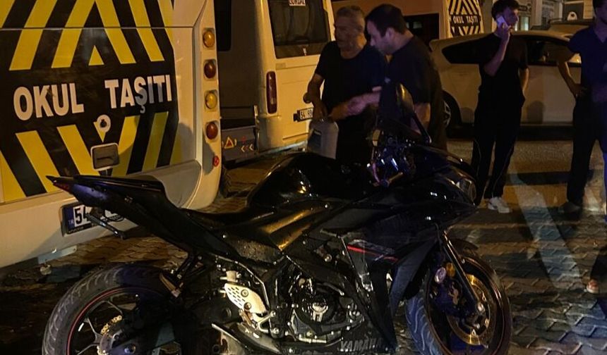 Motosiklet sürücüsü polisten kaçarken ticari araçla çarpıştı! 1 yaralı