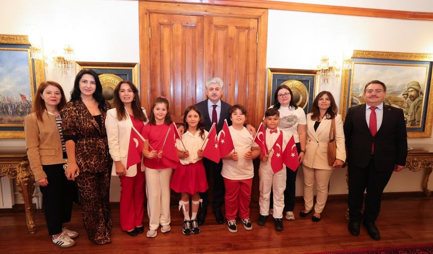 Yeni Eğitim Öğretim yılının ilk gününde öğrencilerden Vali Doğan’a ziyaret