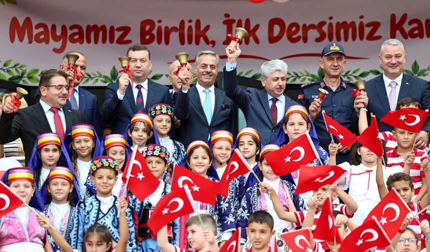 İlk ders zilini öğrencilerle birlikte çaldılar