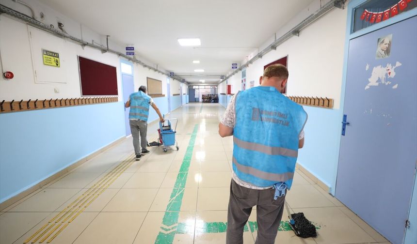 Sakarya’da yükümlülerden okullarda bakım ve onarım çalışması