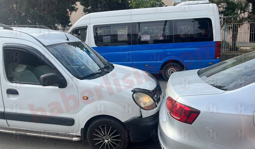 Hafif ticari araç ile otomobil çarpıştı... Trafik felç oldu