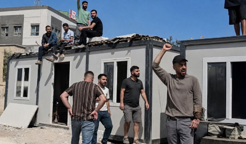 Emniyet inşaatında eylem yapan işçilerin konteynerlerini vinçle kaldırmak istedi
