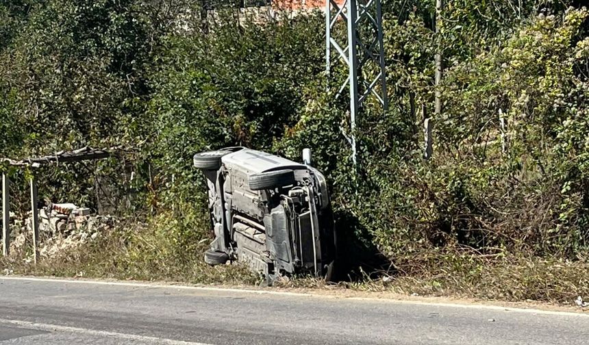 Mazot dökülen yolda otomobil takla attı