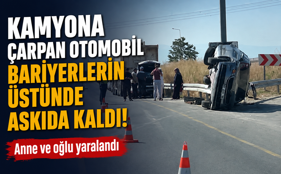 Kamyona çarpan otomobil bariyerlerin üstünde askıda kaldı… Anne ve oğlu yaralandı