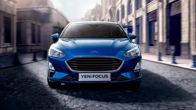 <p><span>Ford, bireysel müşterilere 200.000 TL’ye kadar, 12 ay vade ve %0 faiz avantajıyla cazip bir kampanya sunuyor. Bu fırsatla araç sahibi olmayı kolaylaştıran Ford, aynı zamanda tüzel müşterilere de 800.000 TL’ye kadar, 12 ay vade ve %2,99 faiz oranı ile avantajlar sağlıyor.</span></p>
<p>Ford Otomotiv Sanayi A.Ş., bireysel ve ticari araç alımları için Koçfinans ve Yapı Kredi Bankası ile özel kredi kampanyaları sunuyor. Gerçek kişiler, Koçfinans kredisi ile 200.000 TL tutarında, 12 ay vadeli ve %0 faizli kredi kullanabilecek. Aylık taksit tutarı ise sadece 16.667 TL!</p>
<p>Tüzel kişiler ise Yapı Kredi Bankası ve Koçfinans işbirliği ile %2,99 kampanya faiziyle 800.000 TL tutarında, 12 ay vadeli kredi imkanına sahip olacaklar. Aylık taksit tutarı 81.040,39 TL olarak belirlenmiştir.</p>
<p><strong>Ford Focus Modelleri ve Fiyatları</strong></p>
<div class="code-block code-block-1"></div>
<ul class="wp-block-list">
<li>Hatchback, 1.5L EcoBlue 115PS, 8 İleri Otomatik, Dizel Active: 1.543.200 TL</li>
<li>Sedan, 1.5L EcoBlue 115PS, 8 İleri Otomatik, Dizel Trend X: 1.504.900 TL</li>
<li>Sedan, 1.5L EcoBlue 115PS, 8 İleri Otomatik, Dizel Titanium: 1.603.300 TL</li>
<li>Sedan, 1.5L EcoBlue 115PS, 8 İleri Otomatik, Dizel Titanium X: 1.620.600 TL</li>
<li>Station Wagon, 1.5L EcoBlue 115PS, 8 İleri Otomatik, Dizel Active X: 1.623.700 TL</li>
</ul>
