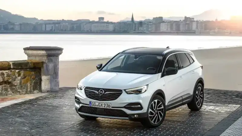 <h3>OPEL GRANDLAND FİYATI LİSTESİ 2025</h3>
<p>1.2 130 HP Benzin AT8   GS 1.907.900 TL (Kampanyalı fiyatı 1.749.900 TL)</p>
<p>1.2 130 HP Benzin AT8 Ultimate 1.997.900 TL</p>
<p>1.5 130 HP Dizel AT8 GS 1.997.900 TL</p>
<p>1.5 130 HP Dizel AT8 Ultimate 2.093.900 TL (kampanyalı fiyat 1.899.900 TL)</p>