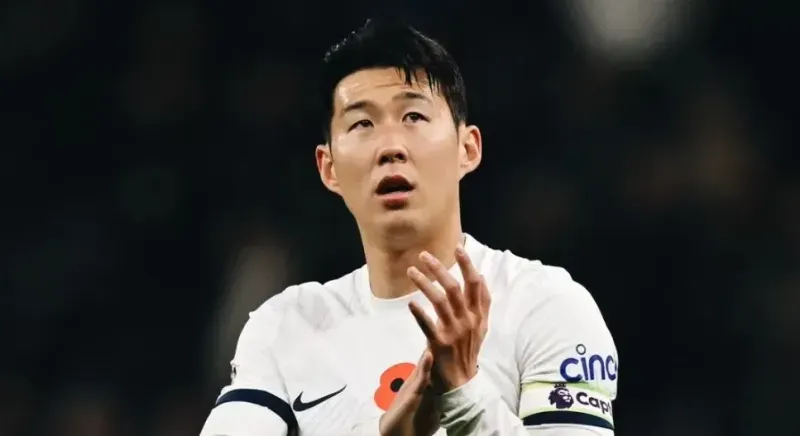 <p>FENERBAHÇE, HEUNG-MIN SON'DA ISRARCI</p>
<p>İngiliz basınında yer alan habere göre Süper Lig devi Fenerbahçe, Tottenham forması giyen Heung-min Son ile ilgileniyor. Kanat oyuncularının yetersiz performansı sonrası takviye yapma kararı alan sarı lacivertliler, Güney Koreli golcüyü kadrosuna katarak hücum bölgesini güçlendirmek istiyor.</p>
<p>Haberde ayrıca 32 yaşındaki oyuncunun, İngiliz ekibi ile olan sözleşmesini 1 yıl uzattığını ama eski hocası Jose Mourinho'nun bu transferde önemli bir rol oynayabileceği de ifade edildi.</p>