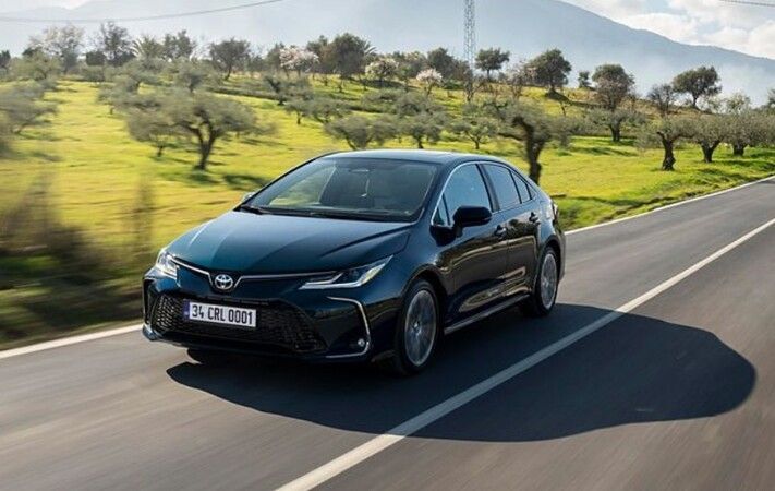<p><strong>Toyota Yenilenen Corolla Hybrid Fiyat Listesi Eylül 2025</strong></p>
<p>1.8 Hybrid Dream e-CVT 2.197.500 TL</p>
<p>1.8 Hybrid Dream-X-Pack e-CVT 2.242.000 TL - Tavsiye Edilen Eylül Ayına Özel Sınırlı Sayıda Kampanyalı Fiyatları: 2.180.500 TL <br />1.8 Hybrid Flame X-Pack e-CVT 2.255.500 TL - Tavsiye Edilen Eylül Ayına Özel Sınırlı Sayıda Kampanyalı Fiyatları: 2.190.000 TL <br />1.8 Hybrid Passion X-Pack e-CVT 2.333.500 TL - Tavsiye Edilen Eylül Ayına Özel Sınırlı Sayıda Kampanyalı Fiyatları: 2.200.000 TL</p>
<p>(Tavsiye Edilen Hybrid'e Özel ÖTV Oranı ile Fiyatlar)</p>