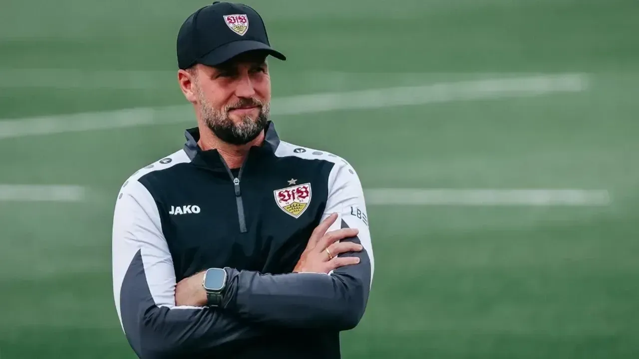 <p><strong>Safi’nin tercihi Bundesliga çizgisi</strong></p>
<p>Başkan adaylarından Hakan Safi’nin ise teknik direktör seçiminde Alman ekolüne yöneldiği belirtiliyor. Stuttgart ile son yıllarda çıkış yakalayan genç çalıştırıcı Sebastian Hoeness’in, Safi’nin listesinde ilk sırada olduğu öne sürülüyor. Taraflar arasında ilk temasların kurulduğu da kulislerde konuşulan bilgiler arasında.</p>
