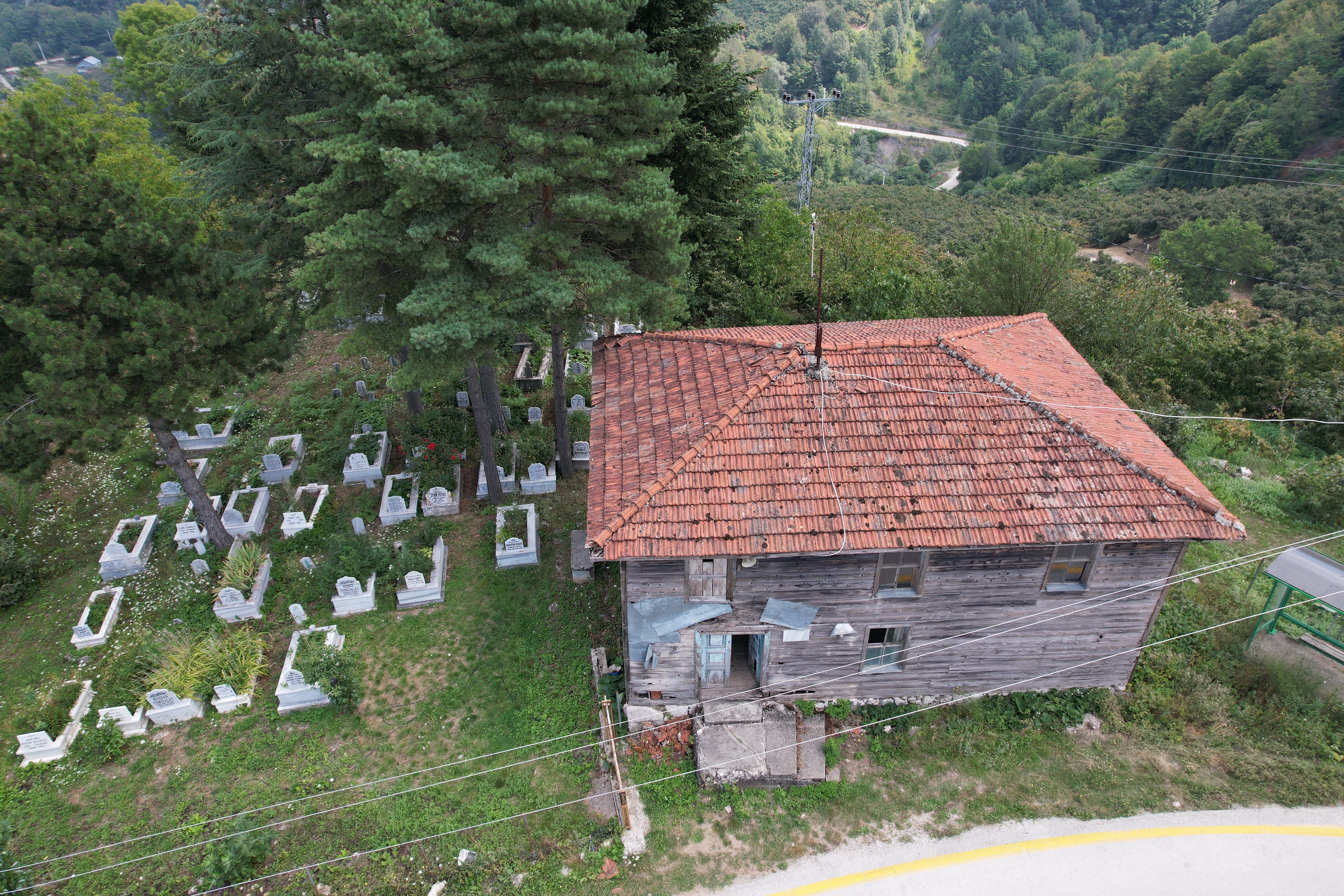 Akyazı’da 78 yıllık ahşap cami zamana direniyor!