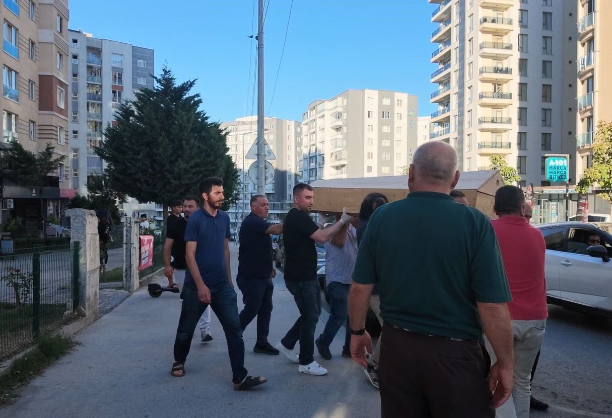 Asansörde kalan çocukları kurtarmak isterken feci şekilde can verdi